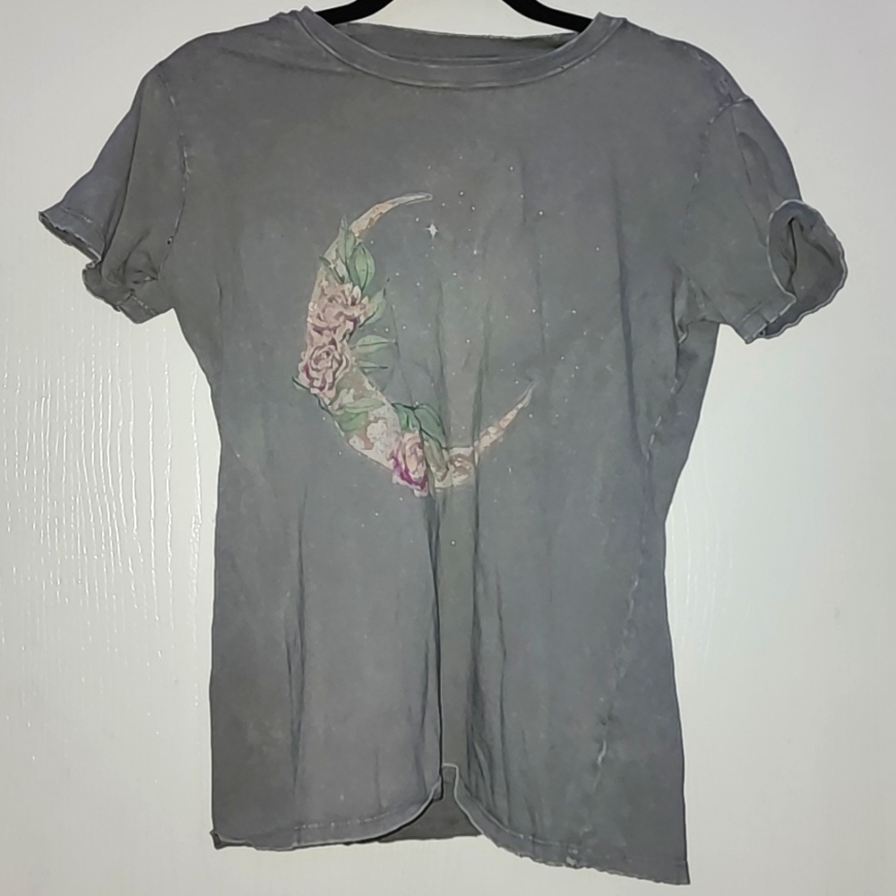 List grey moon t-shirt